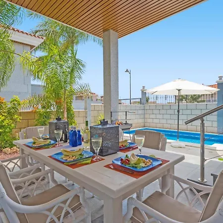 Villa Leonardo Dos By